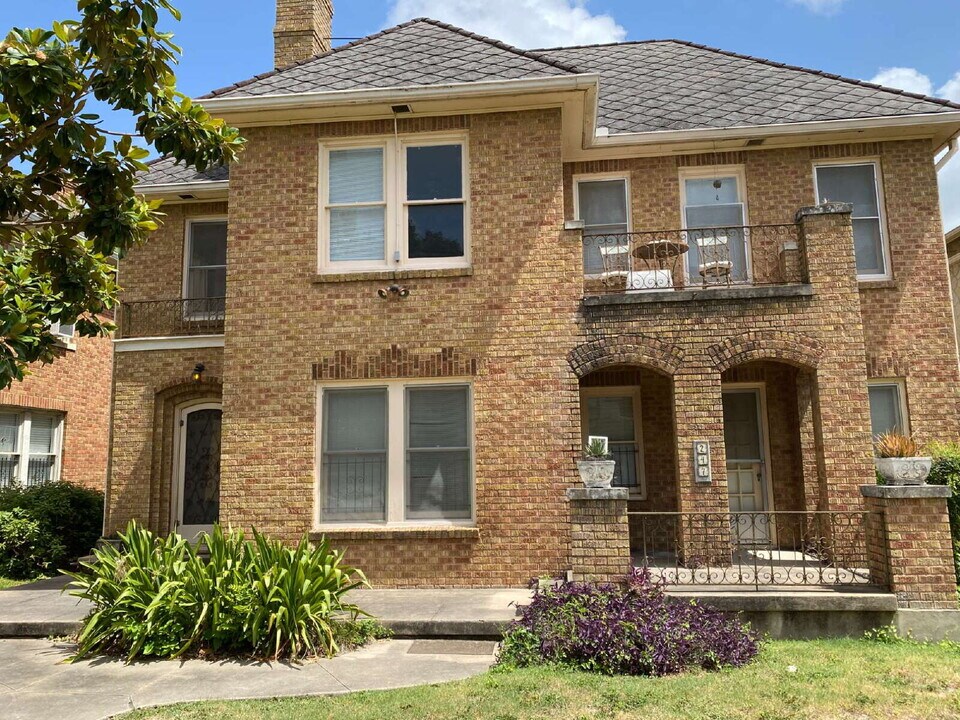 247 E Lullwood Ave in San Antonio, TX - Building Photo