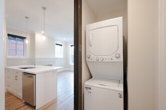 100 Charlton Ave W in Hamilton, ON - Building Photo - Building Photo