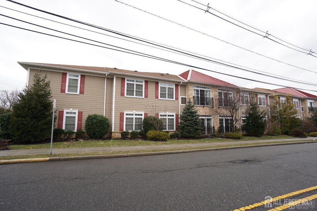 475 Avenel St in Woodbridge Township, NJ - Building Photo