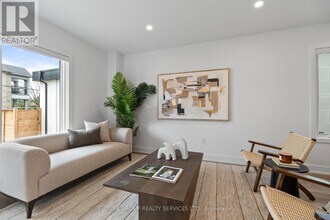 34 Poplar Ave in Toronto, ON - Building Photo - Building Photo