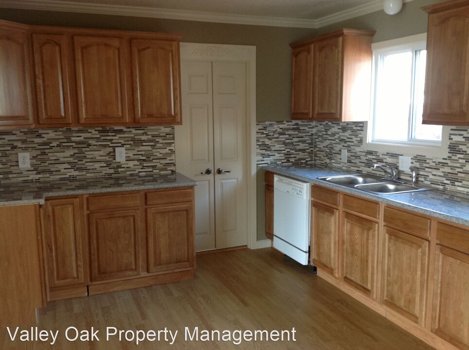 117 E Fairmont Ave in Modesto, CA - Building Photo