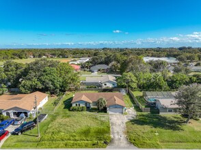 1279 Glenham Dr NE in Palm Bay, FL - Foto de edificio - Building Photo