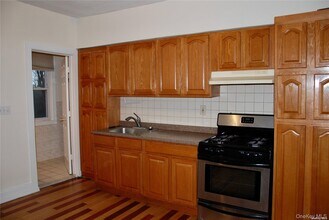 17 Crescent Dr in Huntington, NY - Building Photo - Building Photo