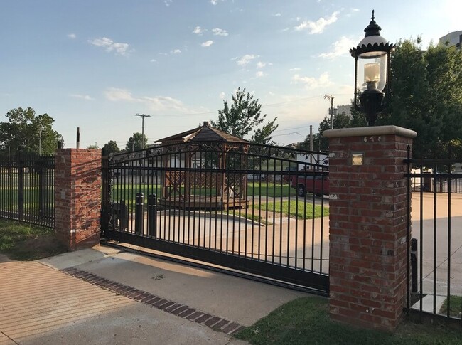 Baltimore Arms Apartments in Tulsa, OK - Foto de edificio - Building Photo