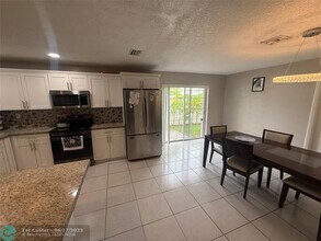 7008 NW 81st St in Tamarac, FL - Building Photo - Building Photo
