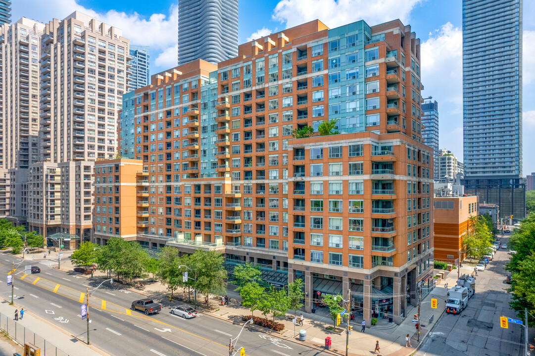 Opera Place in Toronto, ON - Building Photo