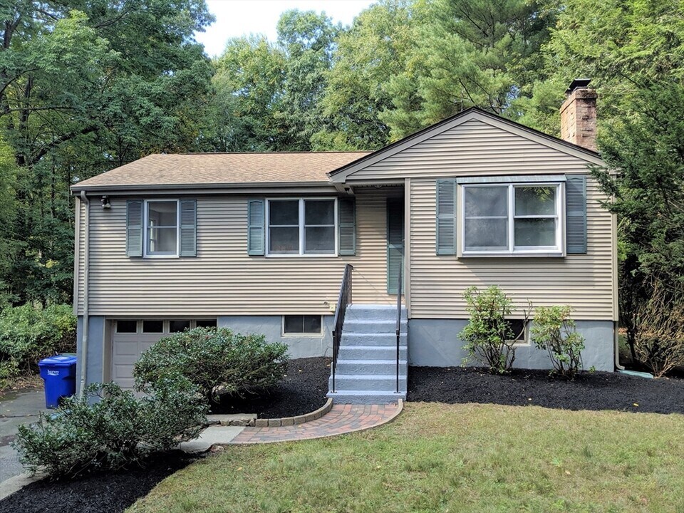 23 Cross St in Hopkinton, MA - Building Photo