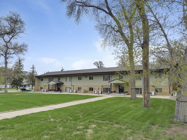 Elmview Apartments in Minot, ND - Building Photo - Building Photo