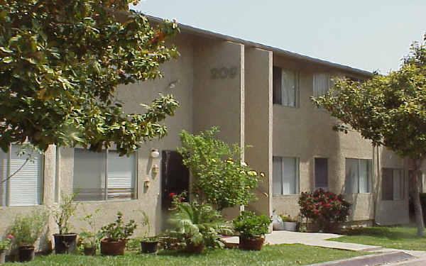 209 N Buena Vista Ave in Corona, CA - Building Photo - Building Photo