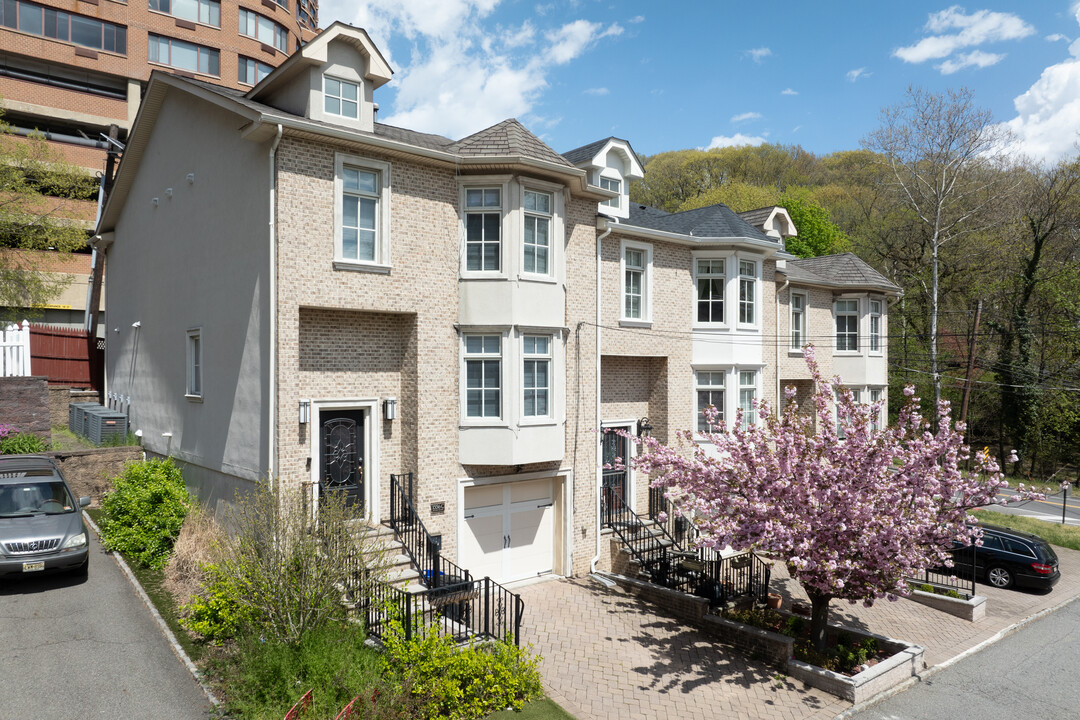 1556 River in Edgewater, NJ - Foto de edificio