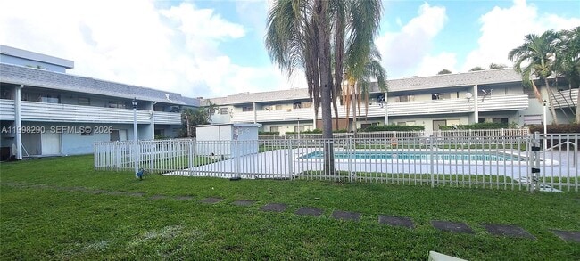 4251 NW 5th St in Plantation, FL - Foto de edificio - Building Photo