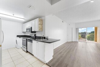 2100 Greenview Shores Blvd, Unit 523 in Wellington, FL - Building Photo - Building Photo