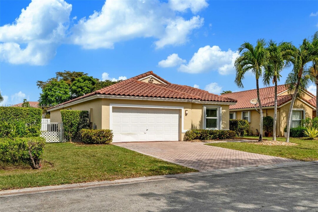 13271 SW 144th Terrace in Miami, FL - Building Photo