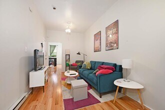 323 Grand St in Hoboken, NJ - Building Photo - Building Photo