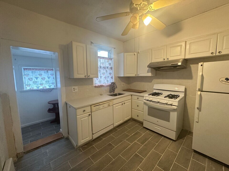 1046 Alcott St in Philadelphia, PA - Building Photo