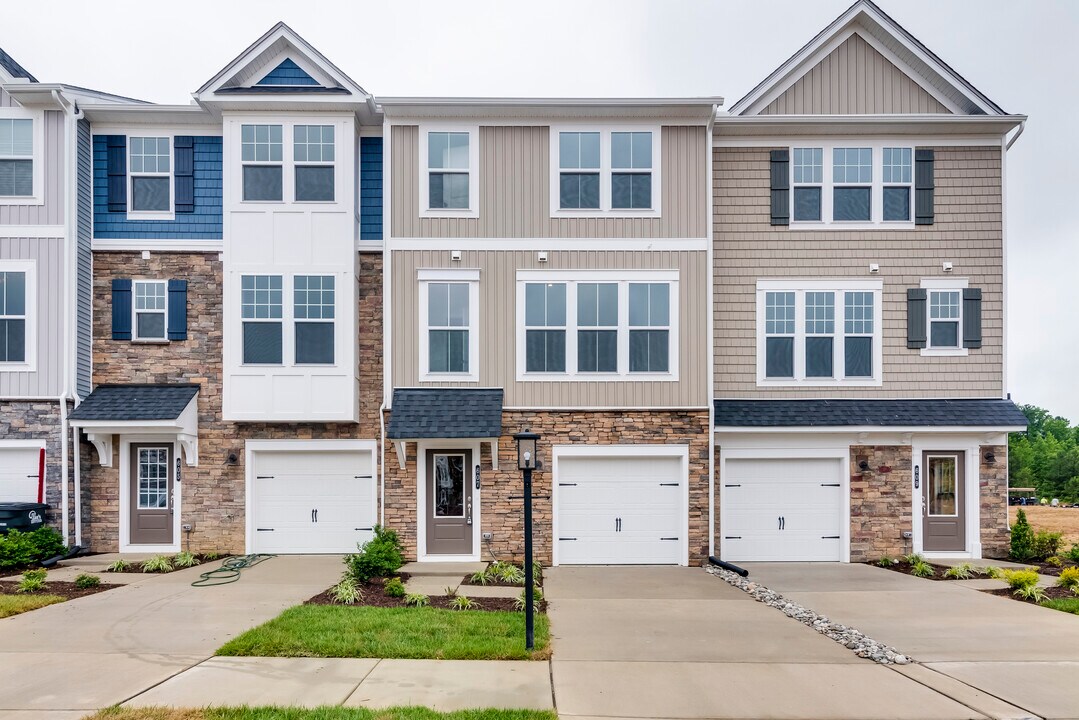 607 Eking Green Dr in Glen Allen, VA - Foto de edificio