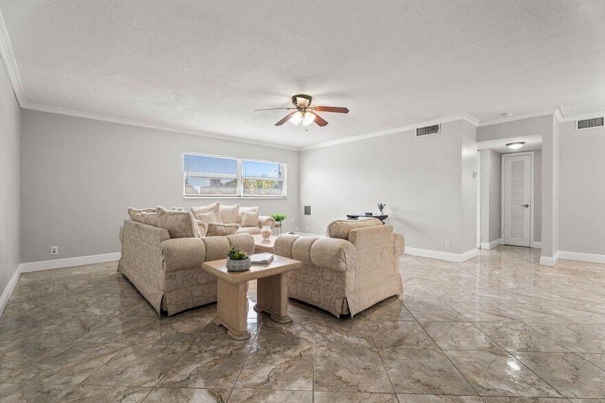 1958 Monroe St, Unit 303 in Hollywood, FL - Building Photo