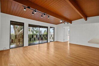 2159 La Canada Crest Dr, Unit 4 in La Cañada Flintridge, CA - Building Photo - Building Photo