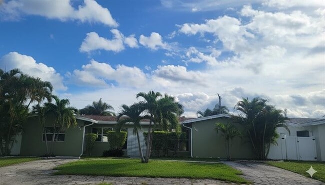 704 NE 23rd Ave in Pompano Beach, FL - Building Photo - Building Photo