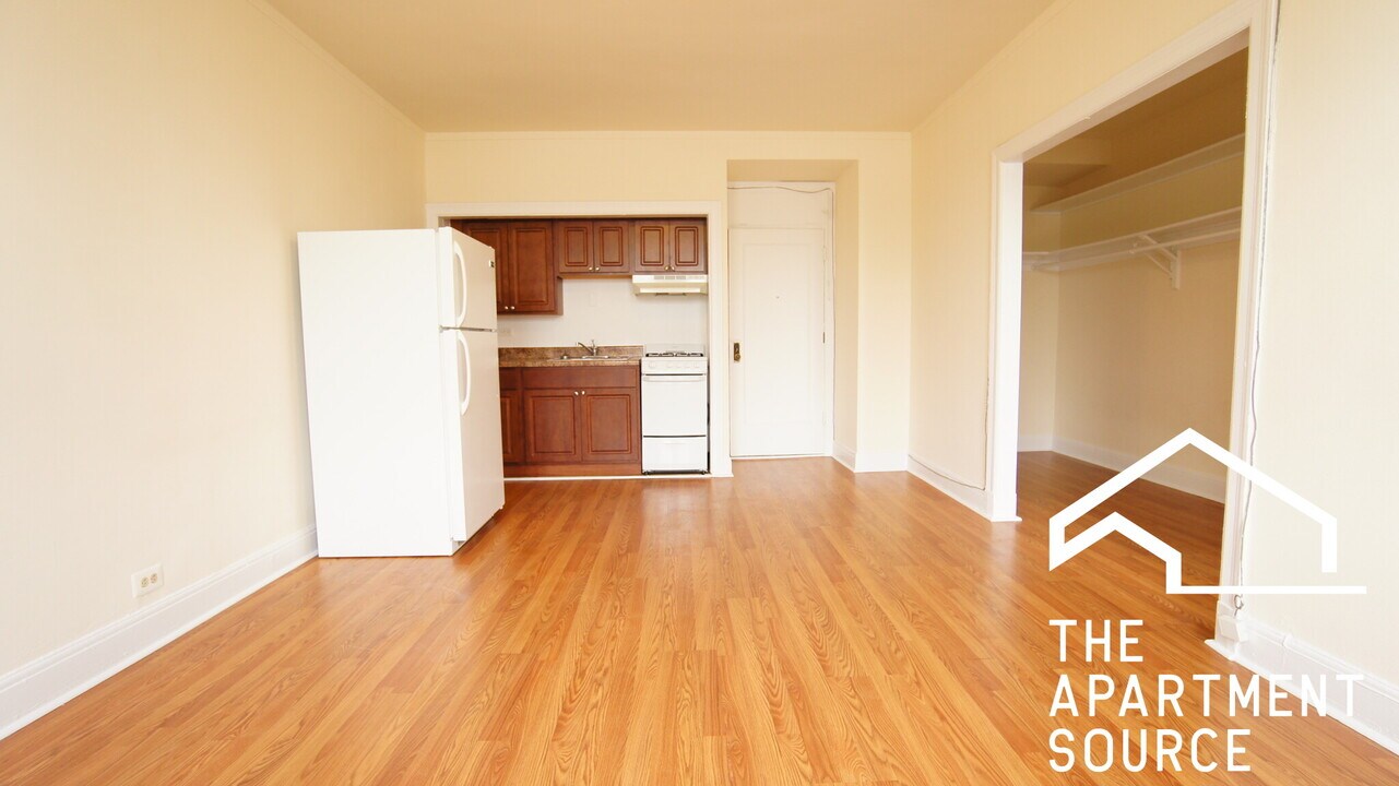 2777 N Milwaukee Ave, Unit 121 in Chicago, IL - Building Photo
