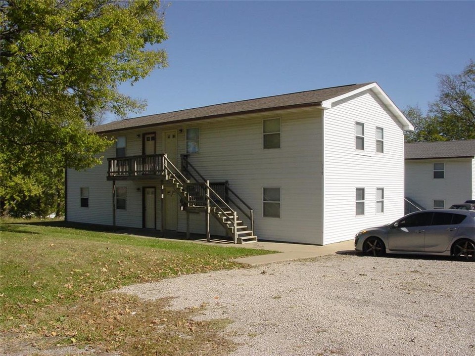 110 N Madison Ave in Knob Noster, MO - Building Photo