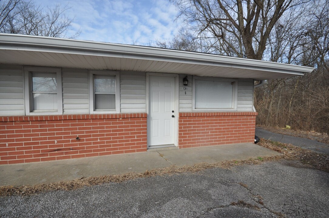 721 US-62 in Grand Rivers, KY - Building Photo