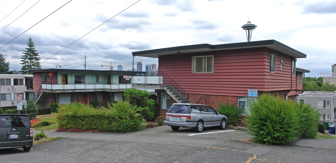 201 Valley St in Seattle, WA - Building Photo