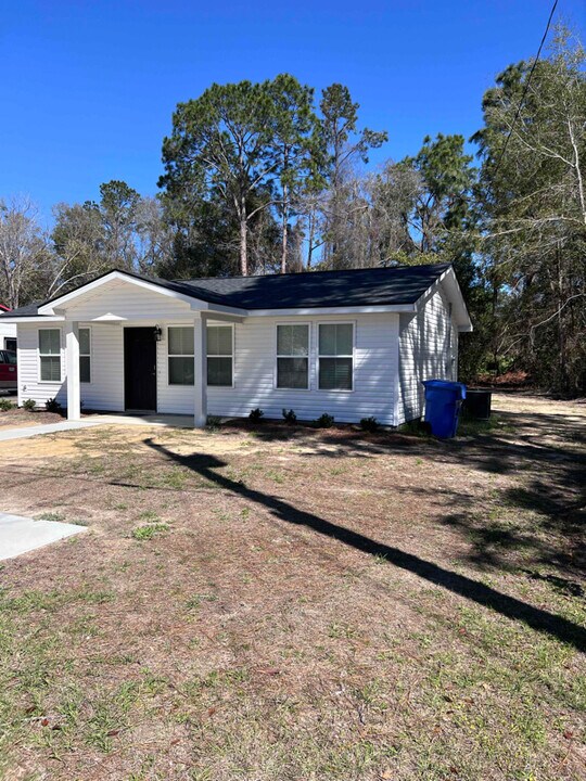 114 N Deborah Cir in Jesup, GA - Foto de edificio