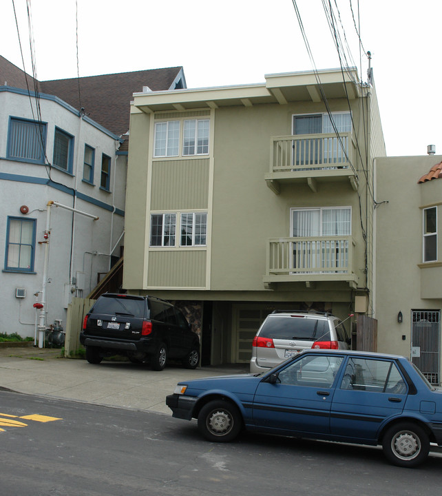 123 Vista Grande Ave in Daly City, CA - Building Photo