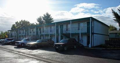 Pheasant Court Apartments in Springfield, OR - Building Photo - Building Photo