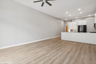 939 W Madison St, Unit 410 in Chicago, IL - Building Photo - Building Photo