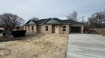 502 W Sanger St in Celeste, TX - Building Photo