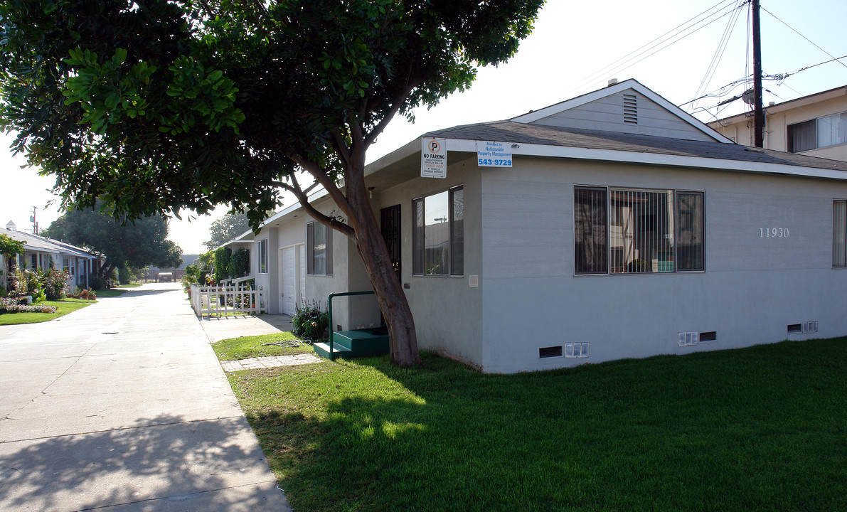 11924-11930 Grevillea Ave in Hawthorne, CA - Building Photo