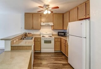 Villa Pacifica in San Diego, CA - Building Photo - Building Photo