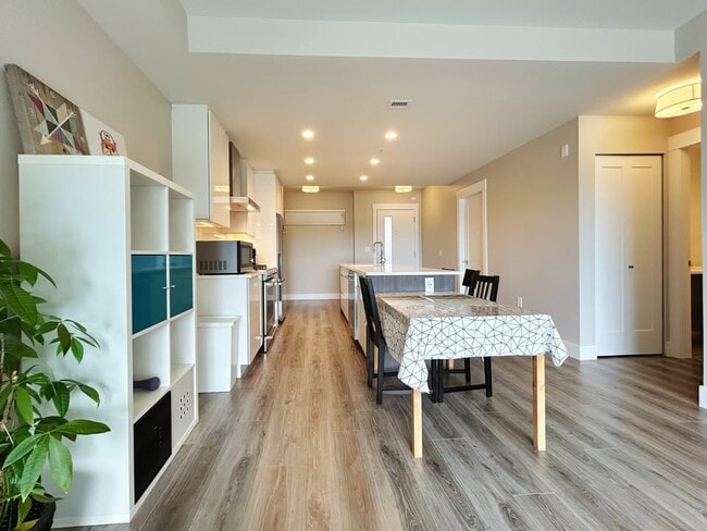 1496 Charlotte Rd in North Vancouver, BC - Building Photo - Building Photo