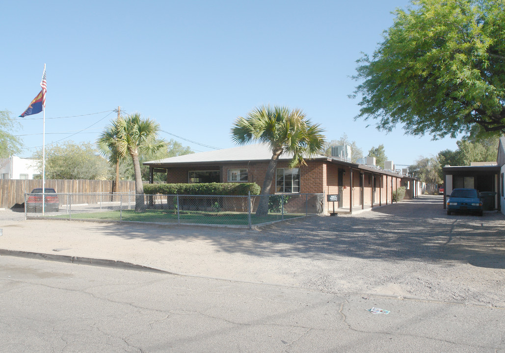 1632 E Hedrick Dr in Tucson, AZ - Foto de edificio