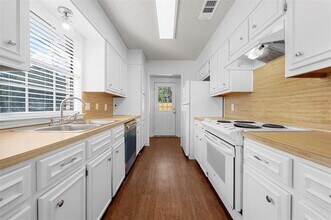 300 Mill Creek Cir in Woodway, TX - Building Photo - Building Photo