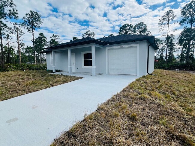 1020 Eubanks St in Lehigh Acres, FL - Building Photo - Building Photo