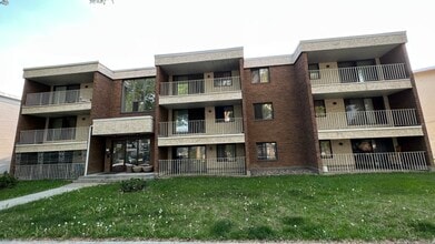 Bay Colony Adult Building in Edmonton, AB - Building Photo - Building Photo