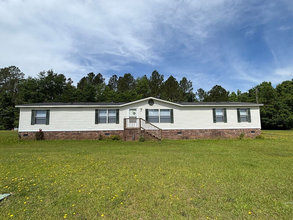 70 Kiwi Ct in Wedgefield, SC - Building Photo