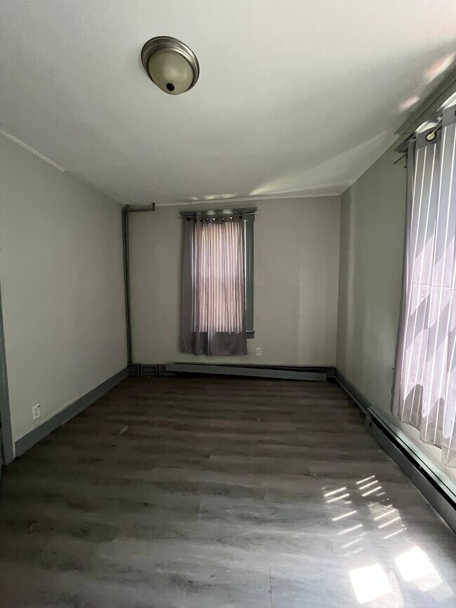 147 Bostwick Ave, Unit 1 in Jersey City, NJ - Building Photo - Building Photo