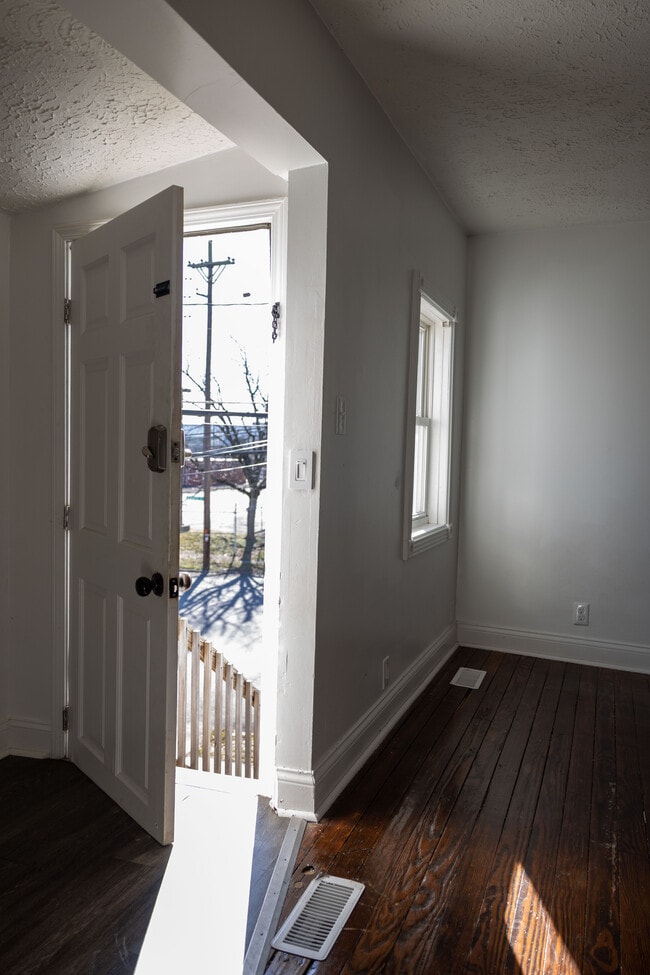 175 Gillette Ave, Unit 2