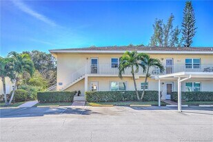 2950 SE Ocean Blvd in Stuart, FL - Building Photo