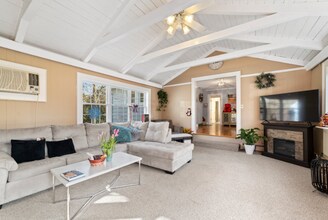 101 W Plain St in Wayland, MA - Foto de edificio - Building Photo