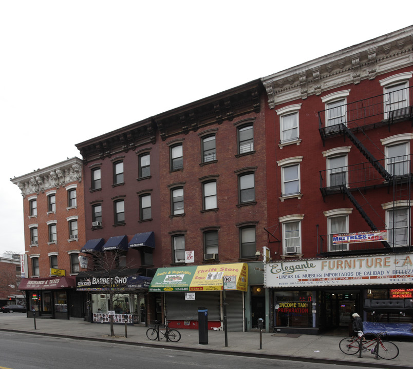 160 Graham Ave in Brooklyn, NY - Building Photo