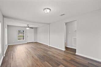 419 N Parrish St in Angleton, TX - Building Photo - Building Photo