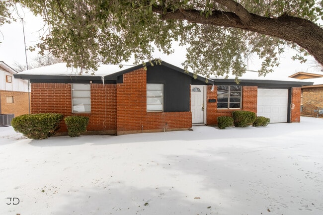 1708 Cimarron Trail in Wichita Falls, TX - Building Photo - Building Photo