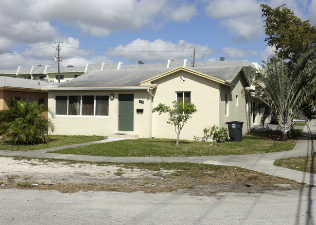 795 NE 128th St in Miami, FL - Building Photo - Building Photo