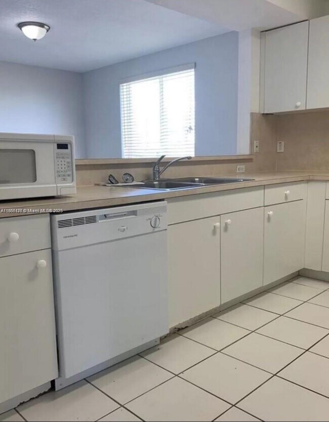 1627 NW 18th St in Miami, FL - Building Photo - Building Photo