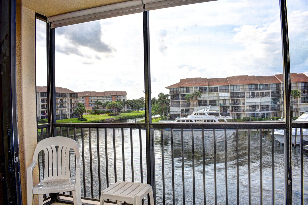 1301 Seafarer Cir in Jupiter, FL - Foto de edificio